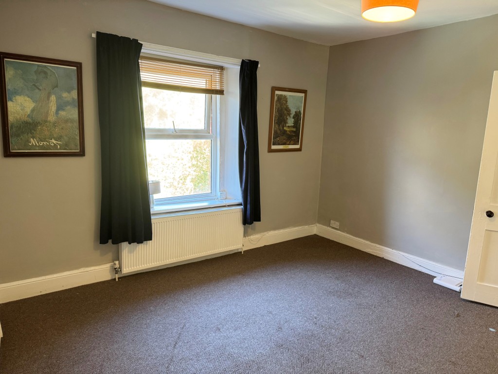 Lot: 139 - ONE-BEDROOM FLAT WITH PARKING FOR INVESTMENT OR OCCUPATION - Reverse View of the Bedroom